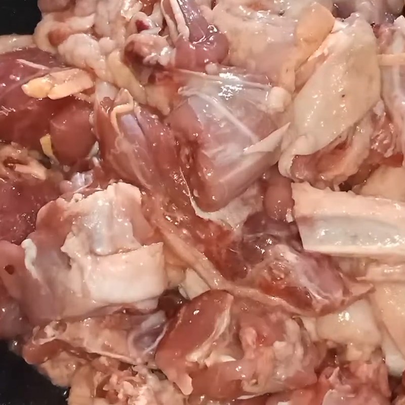 Step 4 Stir-fry and stew duck meat Duck stew with papaya