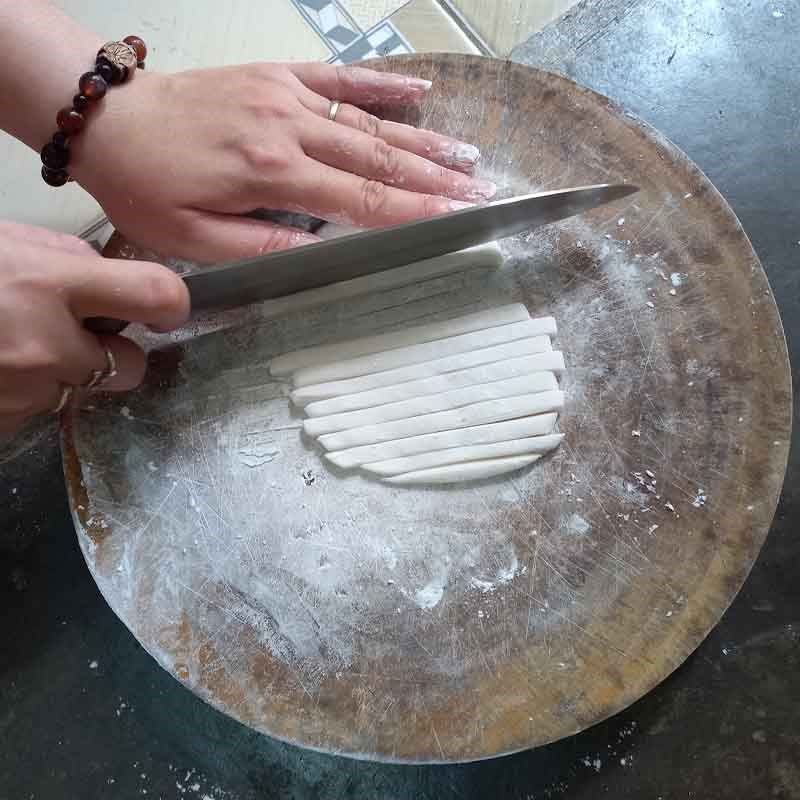 Step 4 Cutting the fish cake dough