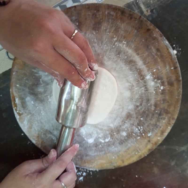 Step 4 Cutting the fish cake dough