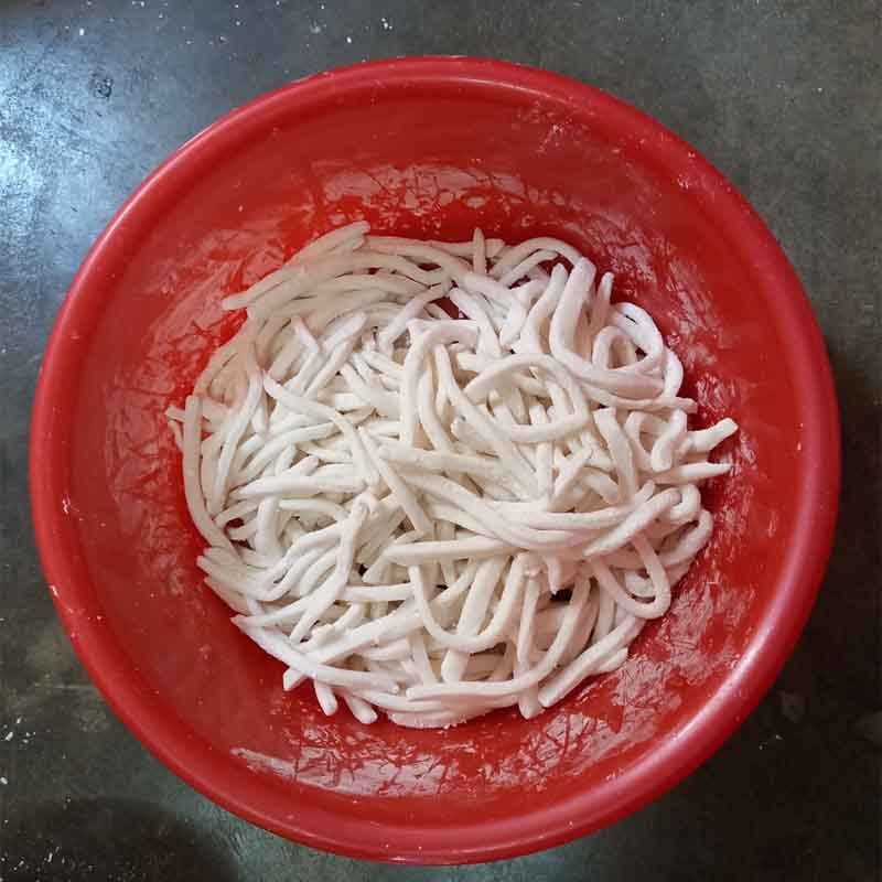 Step 4 Cutting the fish cake dough