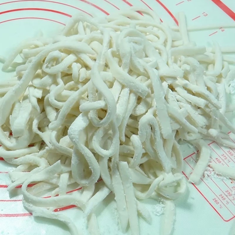 Step 3 Cut and blanch the noodles for crab soup with coconut milk
