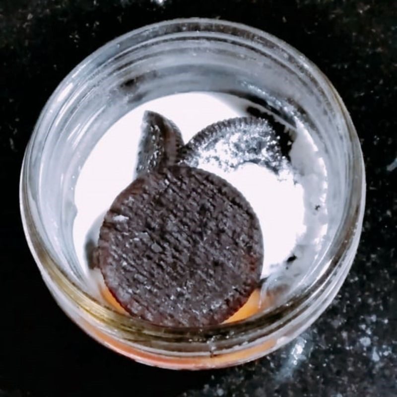 Step 1 Grind oreo cake Doraemon oreo pancake (recipe shared by users)