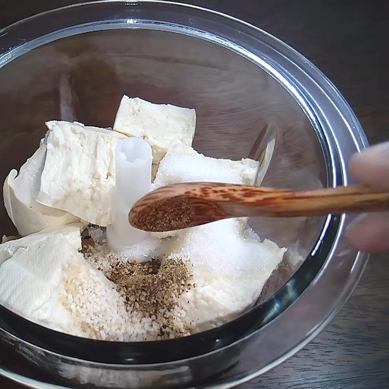 Step 4 Grinding wheat flour with tofu vegetarian sausage - vegetarian meatballs