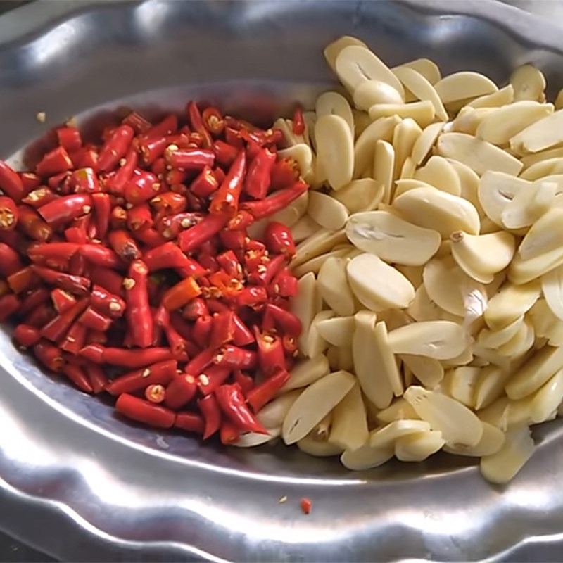 Step 2 Grinding the seasonings Chèo dipping sauce
