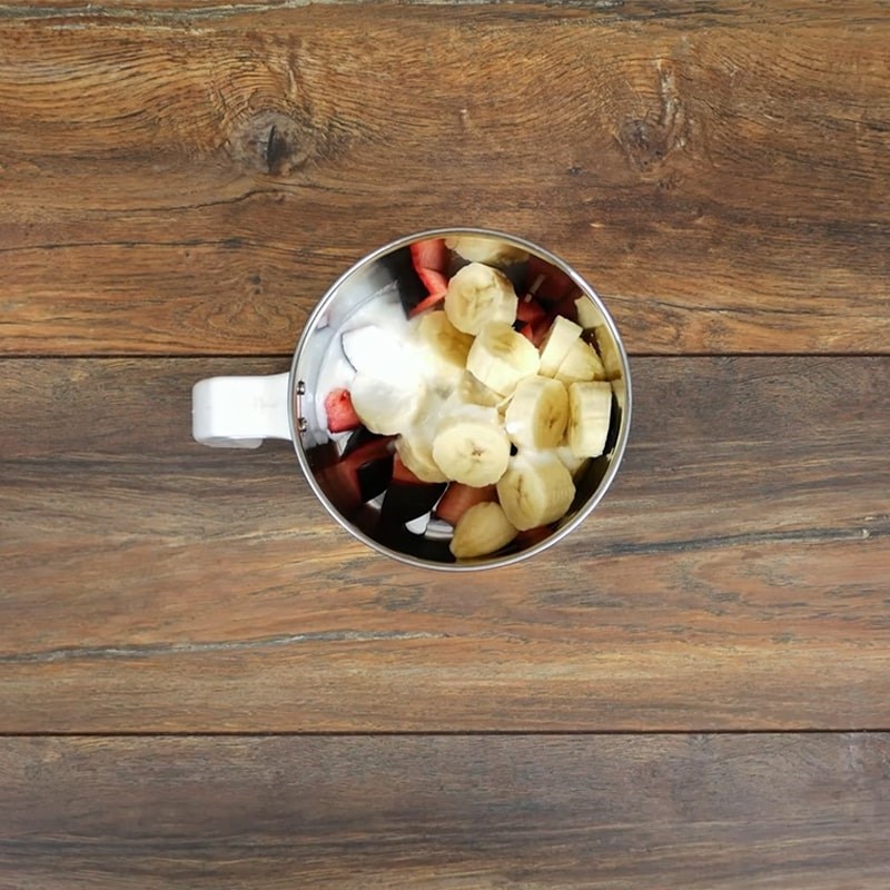 Step 2 Blend the plums and bananas Smoothie of northern plums and bananas