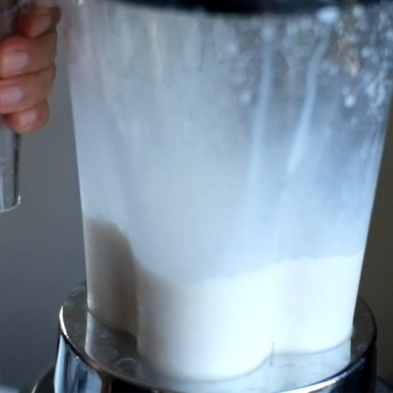 Step 3 Blend ice with cream Milk tea blended with ice