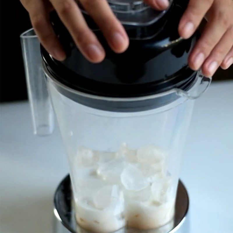 Step 3 Blend ice with cream Milk tea blended with ice