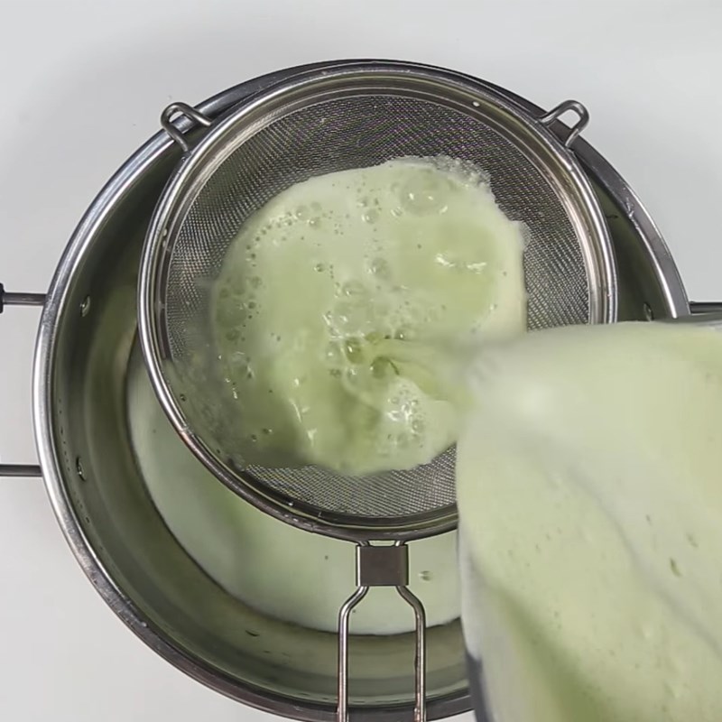 Step 3 Blending soybeans Soy milk with pandan leaves
