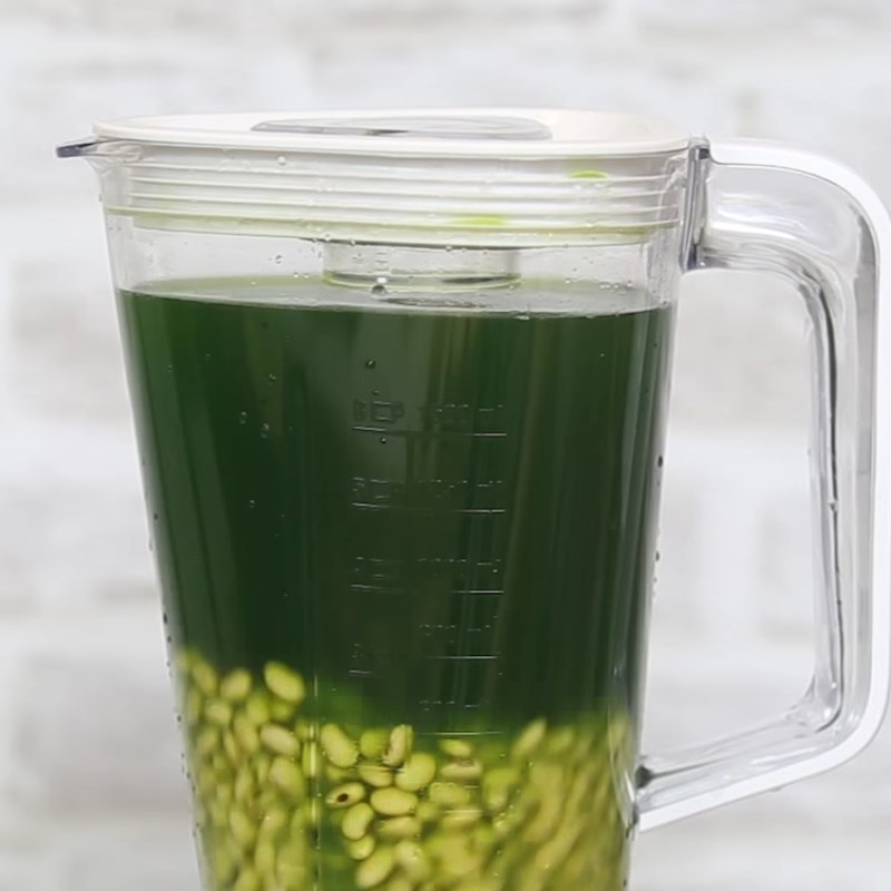 Step 3 Blending soybeans Soy milk with pandan leaves