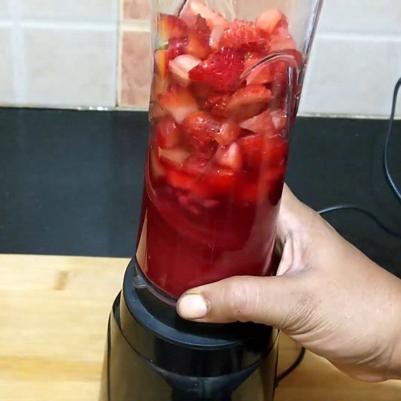Step 2 Blend strawberries and pomegranate Strawberry Pomegranate juice