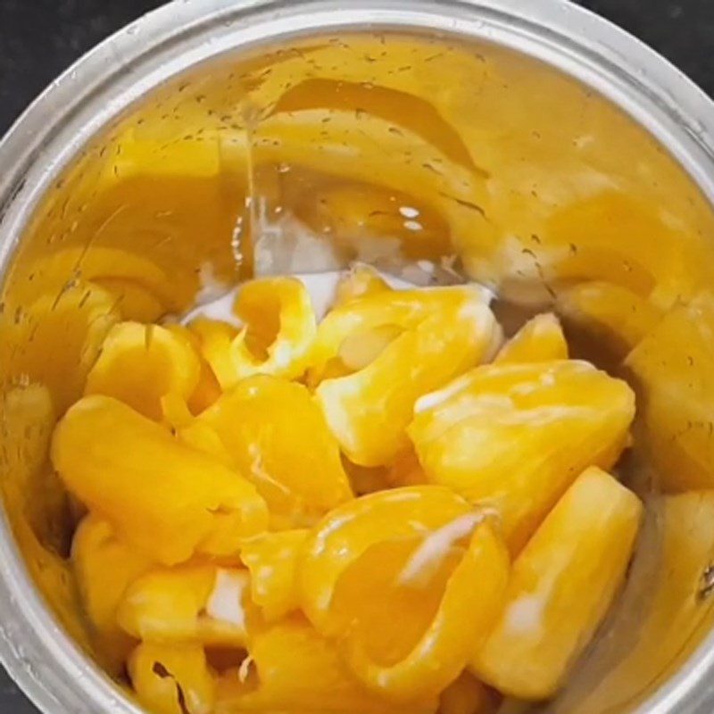 Step 2 Blend the jackfruit mixture with fresh milk Fresh jackfruit juice with fresh milk