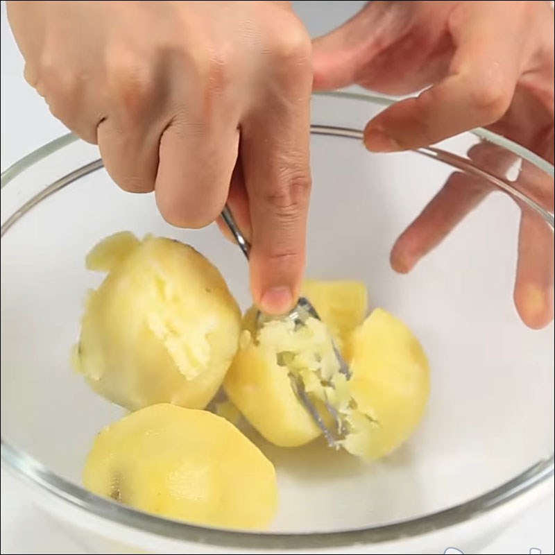 Step 4 Mash potatoes Mashed potatoes baked with sauce