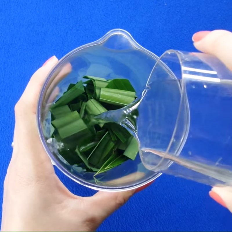 Step 1 Blend the pandan leaves Pandan Peanut Sticky Rice