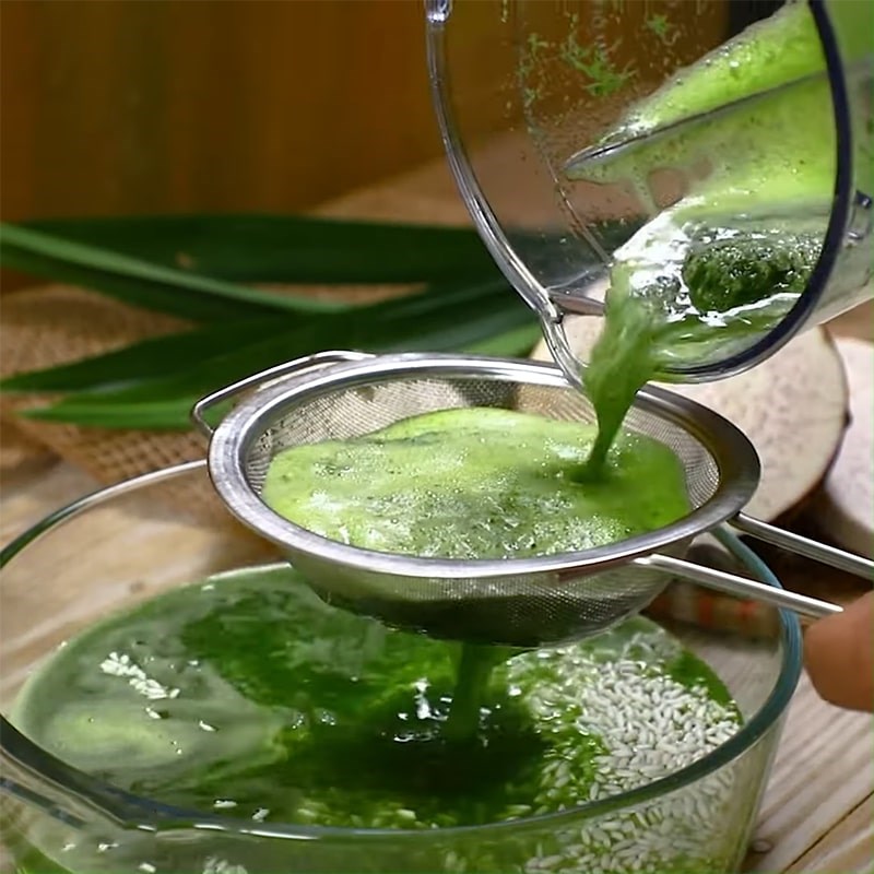 Step 1 Blend pandan leaves and soak sticky rice for sticky taro dessert