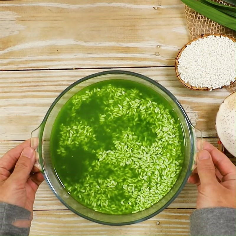Step 1 Blend pandan leaves and soak sticky rice for sticky taro dessert