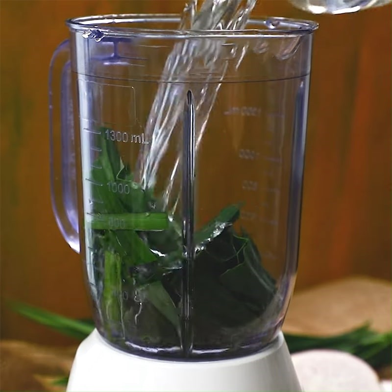 Step 1 Blend pandan leaves and soak sticky rice for sticky taro dessert