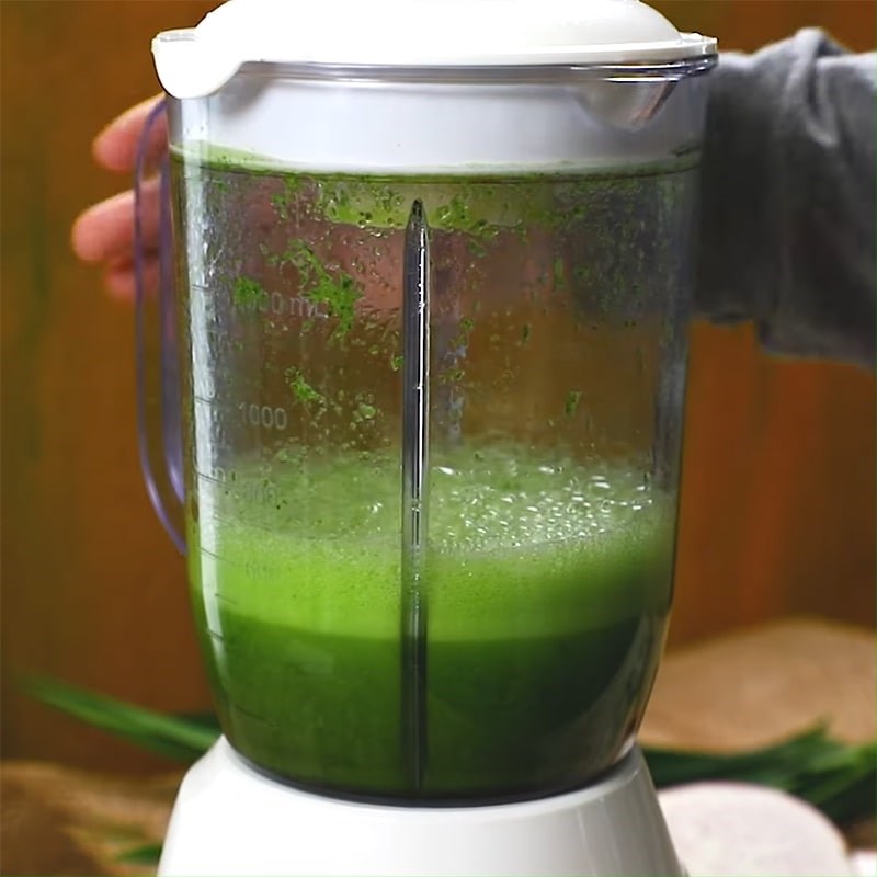 Step 1 Blend pandan leaves and soak sticky rice for sticky taro dessert