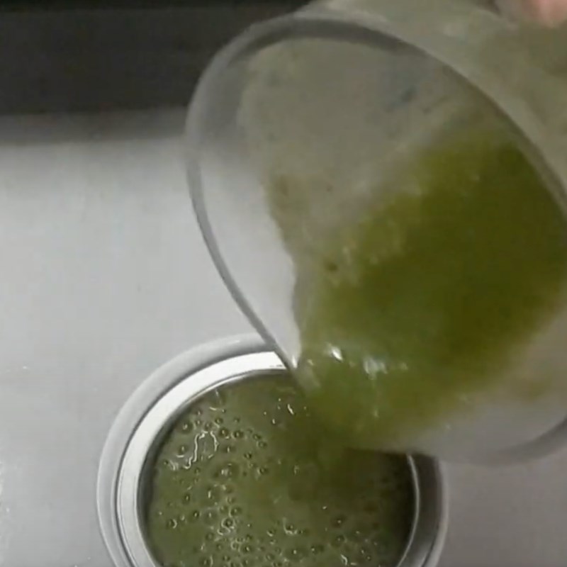 Step 2 Blend the ingredients Fresh shrimp moringa porridge