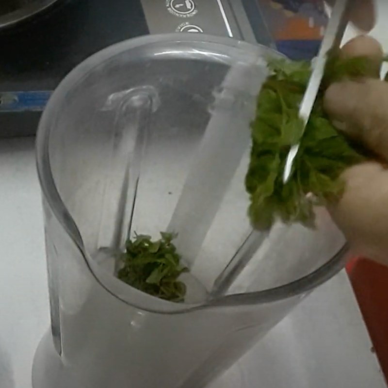 Step 2 Blend the ingredients Fresh shrimp moringa porridge