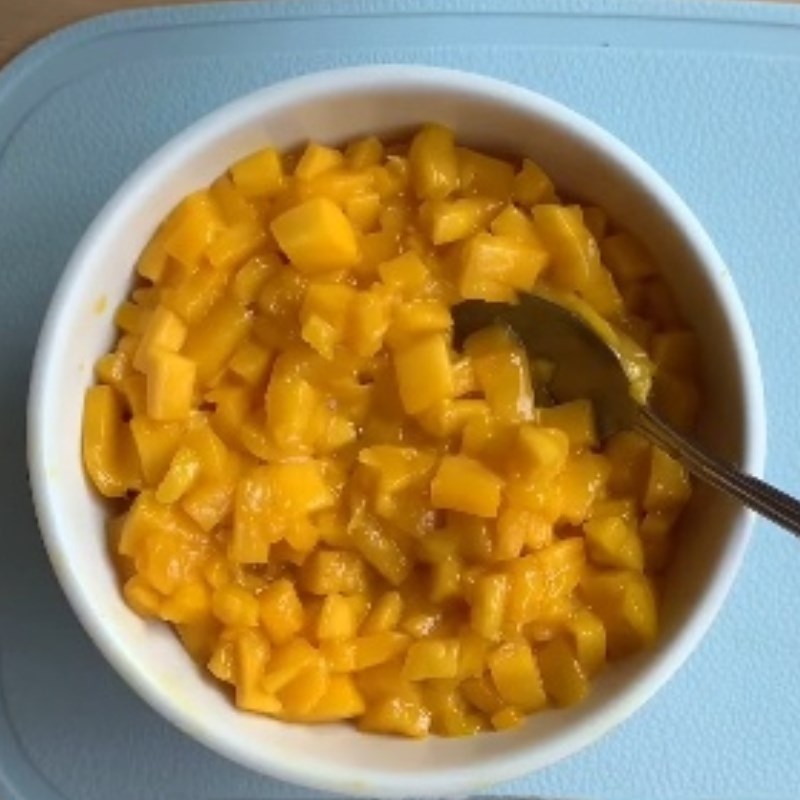 Step 2 Blend the mango for Mango Matcha Milk Tea with Black Tapioca Pearls