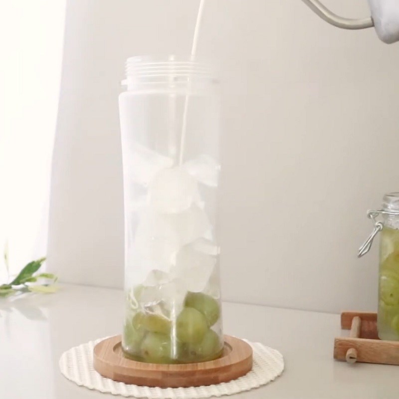 Step 2 Blend the smoothie for Green Grape Milk Smoothie