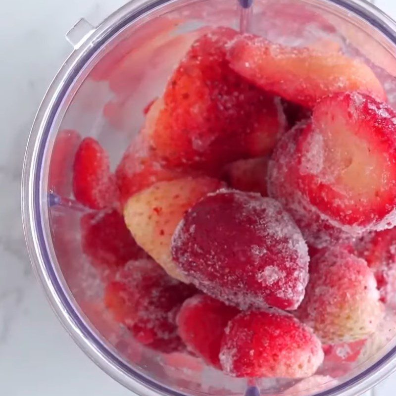 Step 2 Blend the bell pepper with strawberries and cucumber for Bell Pepper Strawberry Cucumber Smoothie