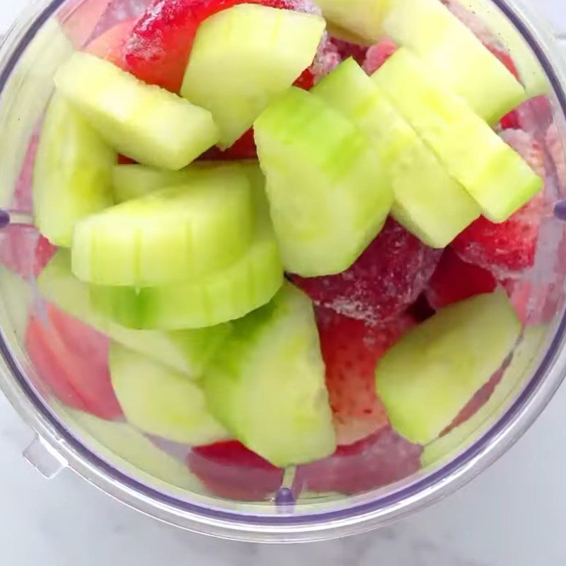 Step 2 Blend the bell pepper with strawberries and cucumber for Bell Pepper Strawberry Cucumber Smoothie