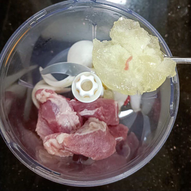 Step 1 Grinding meat Pork Roll with Seaweed (Recipe shared by a user)