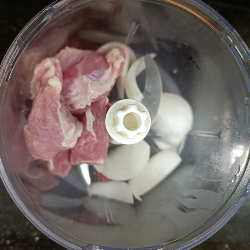Step 1 Grinding meat Pork Roll with Seaweed (Recipe shared by a user)