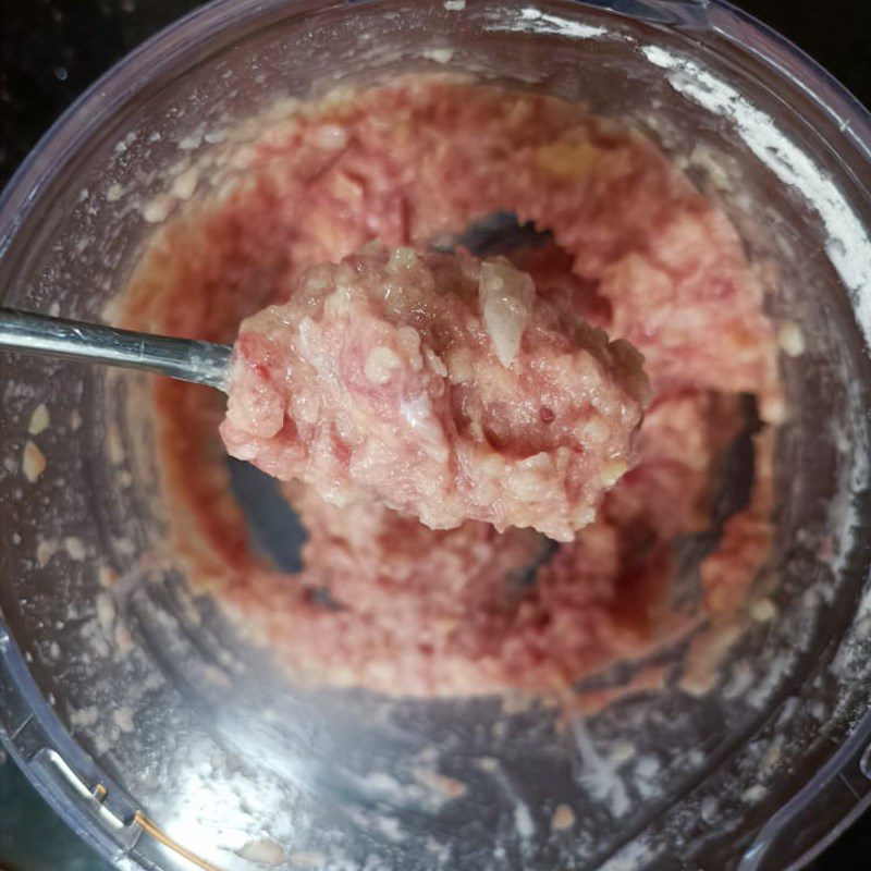 Step 1 Grinding meat Pork Roll with Seaweed (Recipe shared by a user)