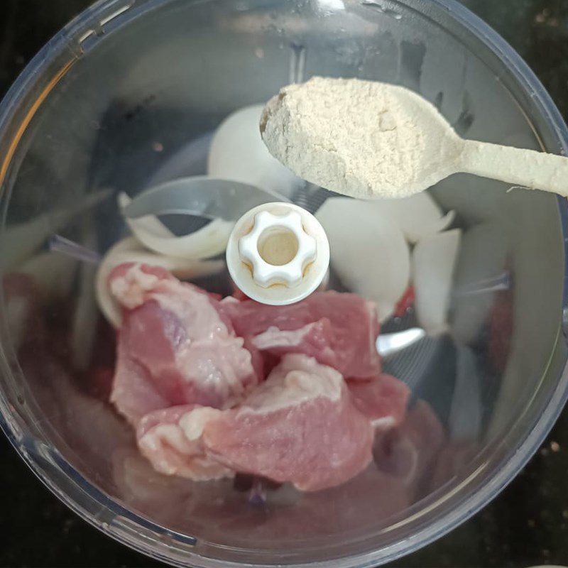 Step 1 Grinding meat Pork Roll with Seaweed (Recipe shared by a user)