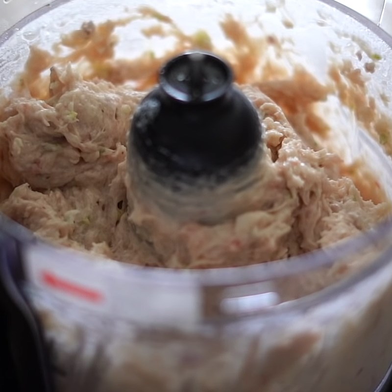 Step 3 Blend the shrimp and meat Thai-style fried shrimp cake
