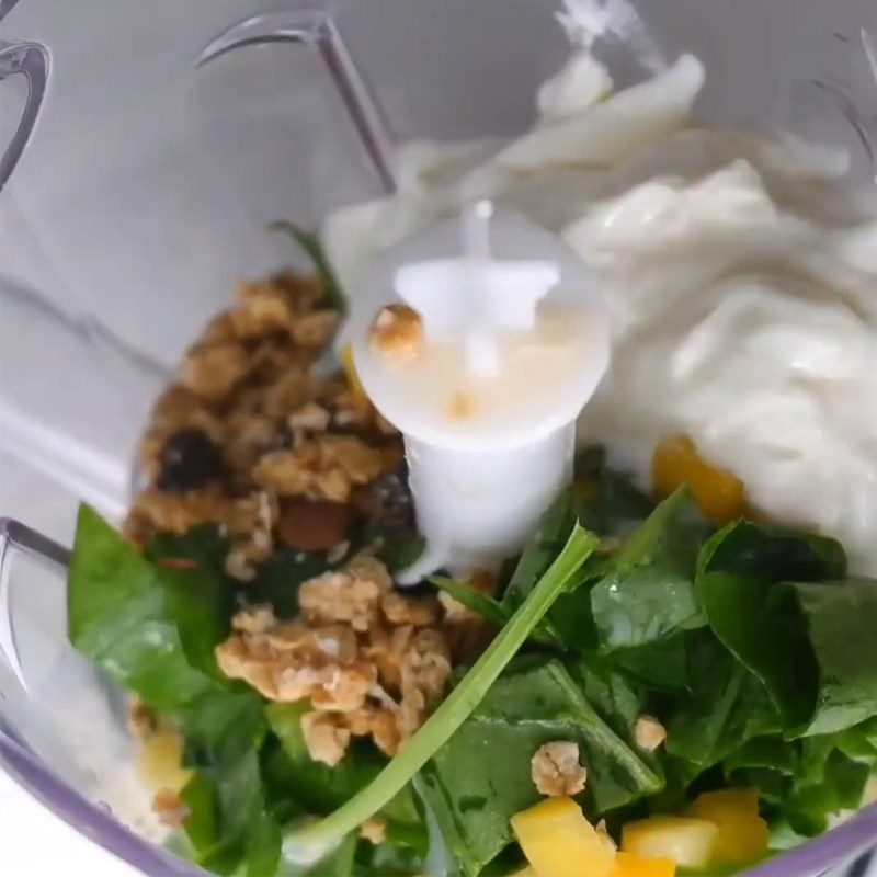 Step 3 Blend chicken breast with mango and spinach Boiled chicken breast smoothie