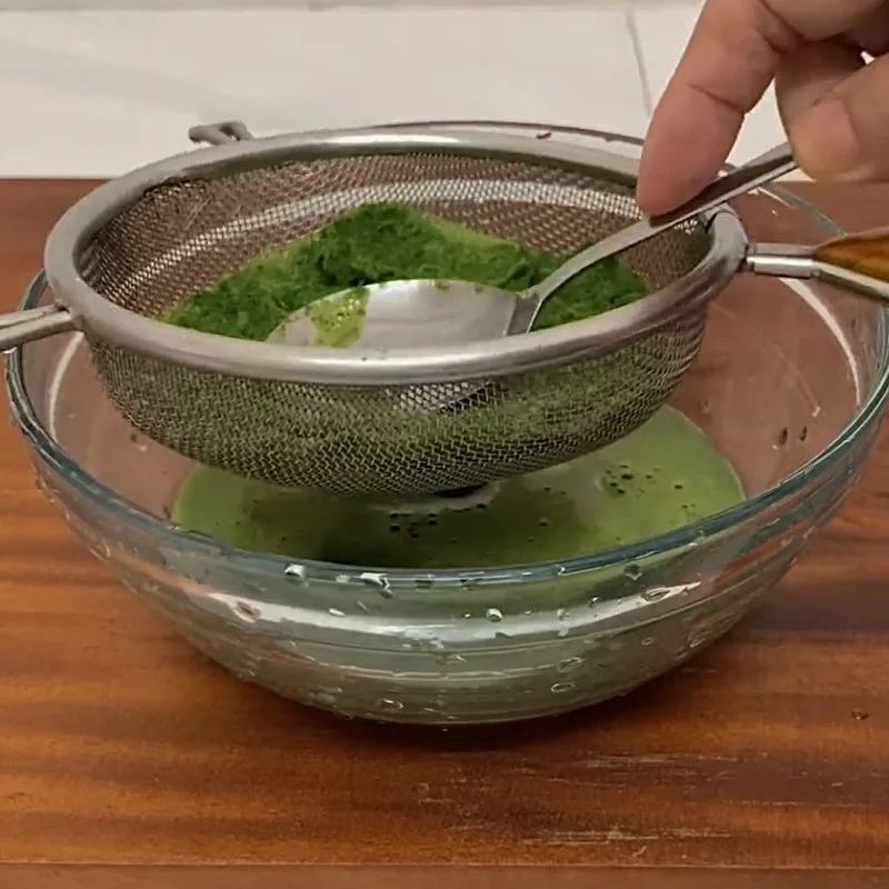 Step 2 Blend and extract pandan leaf juice Pandan leaf extract