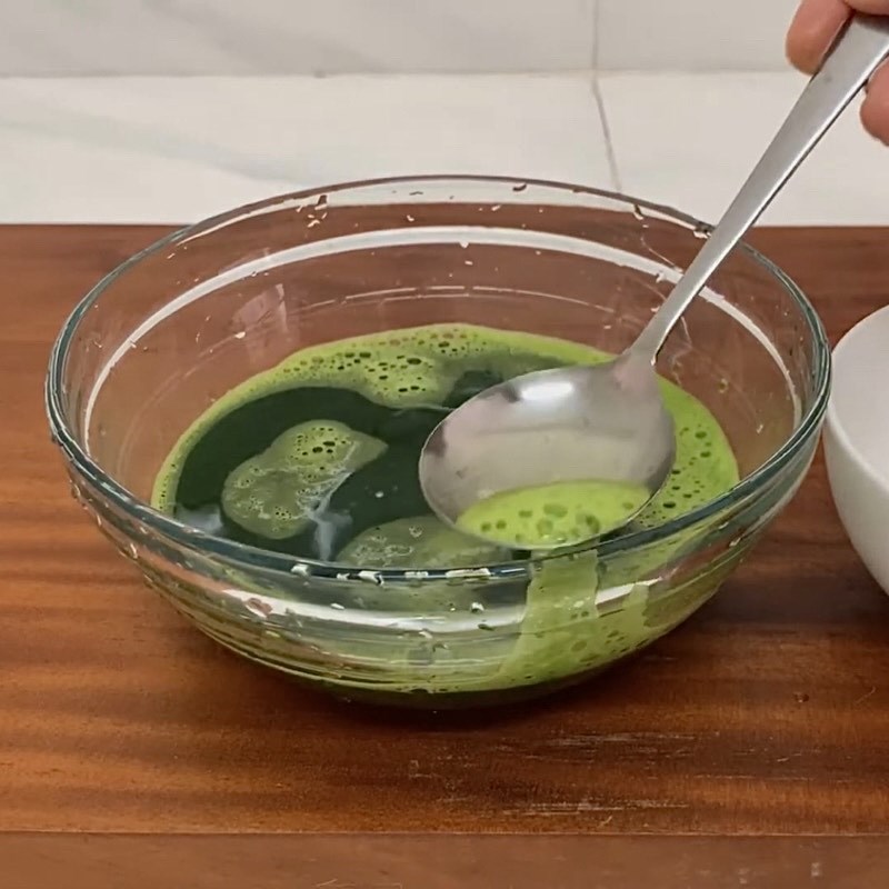 Step 2 Blend and extract pandan leaf juice Pandan leaf extract