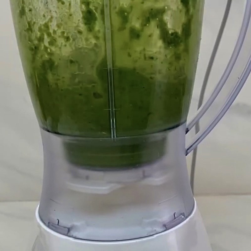 Step 2 Blend and extract pandan leaf juice Pandan leaf extract