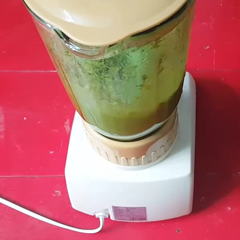 Step 1 Blend and filter pandan leaf juice for pandan jelly with soy milk
