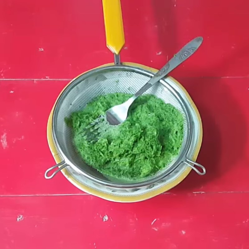 Step 1 Blend and filter pandan leaf juice for pandan jelly with soy milk