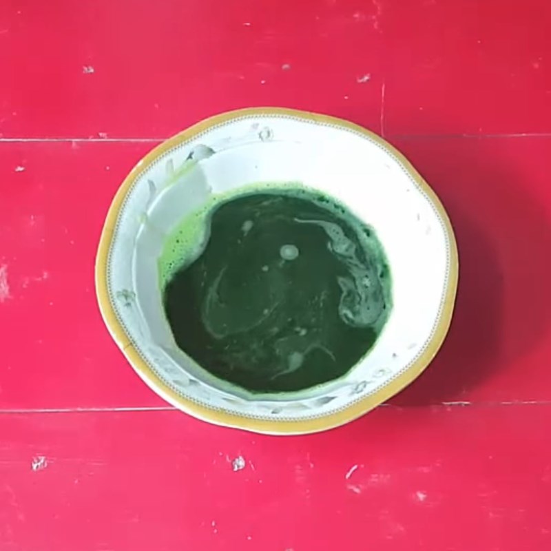 Step 1 Blend and filter pandan leaf juice for pandan jelly with soy milk