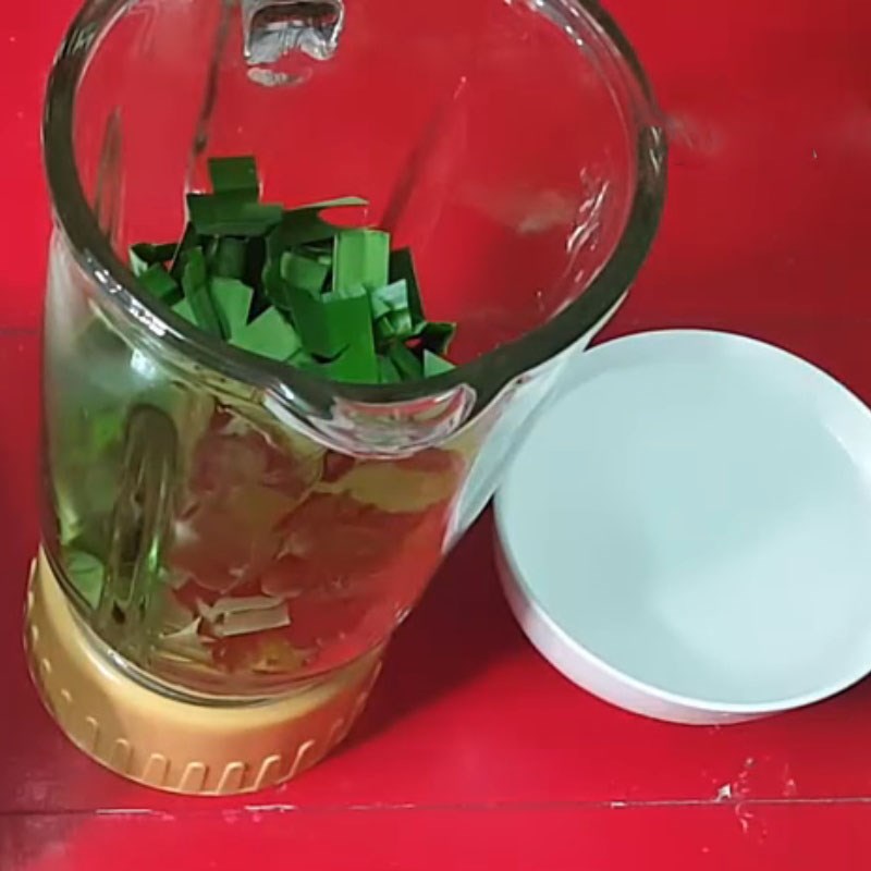 Step 1 Blend and strain pandan juice for pandan jelly with soy milk