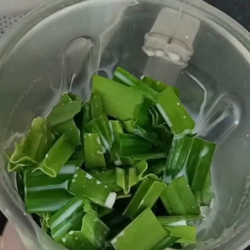 Step 1 Blend and filter pandan leaf water for Pandan Leaf Ice Cream