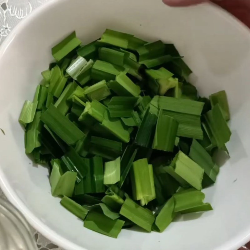 Step 1 Blend and filter pandan leaf water for Pandan Leaf Ice Cream
