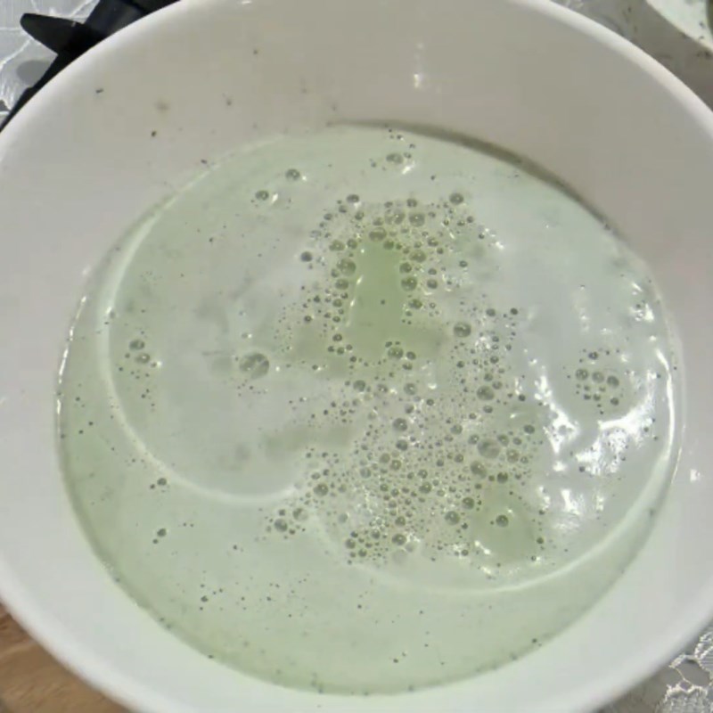 Step 1 Blend and filter pandan leaf water for Pandan Leaf Ice Cream