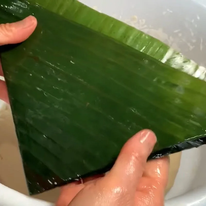 Step 4 Arrange the Banana Leaf for Green Bean Cake
