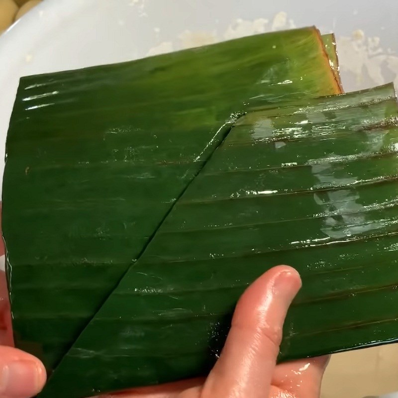 Step 4 Arrange the Banana Leaf for Green Bean Cake