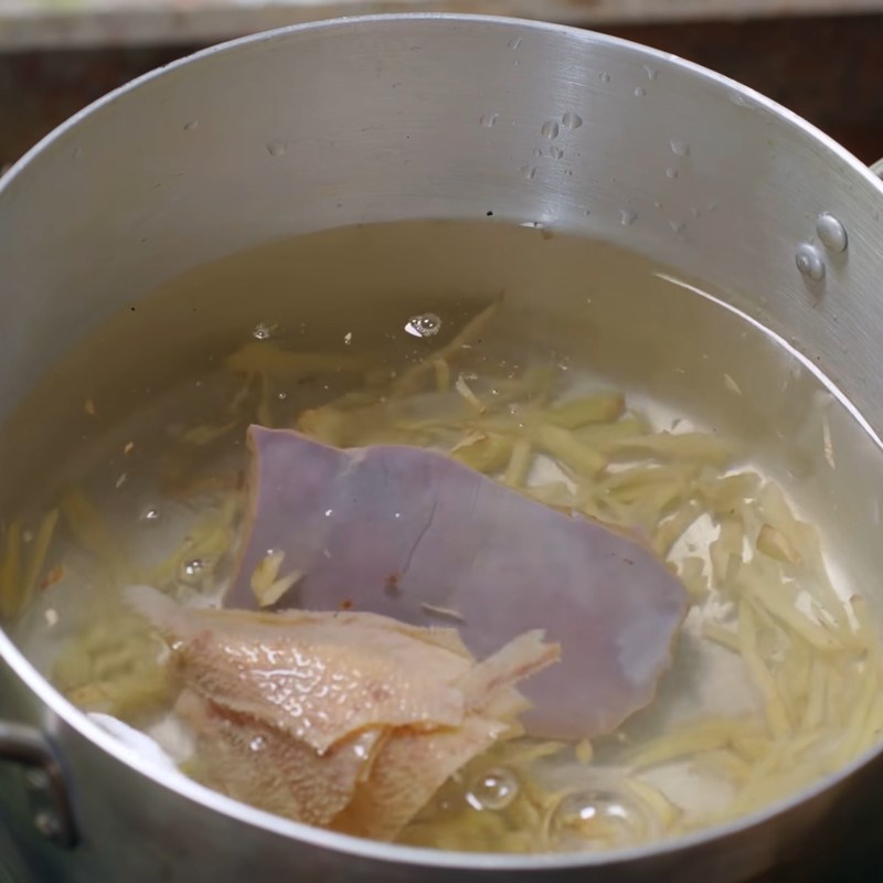 Step 2 Boil beef intestines for Tri Ton beef porridge