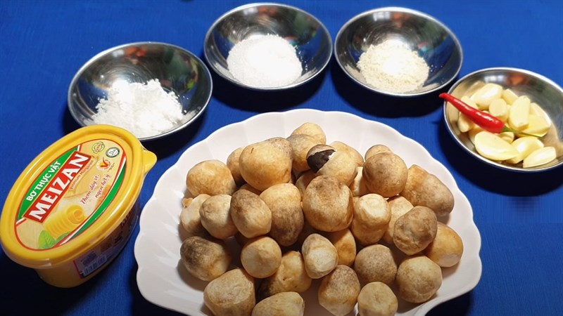 Ingredients for stir-fried straw mushrooms with curry, satay, garlic butter