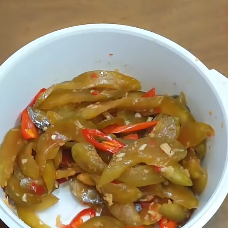 Step 8 Mix the cantaloupe with fish sauce and seasoning for Southern pickles