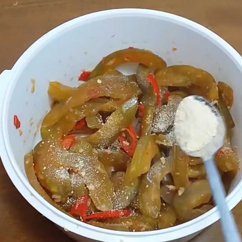 Step 8 Mix the cantaloupe with fish sauce and seasoning for Southern pickles