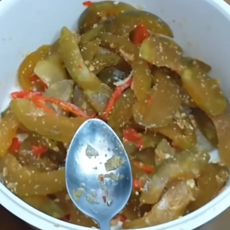 Step 8 Mix the cantaloupe with fish sauce and seasoning for Southern pickles